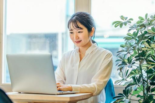 フルリモートで働く女性